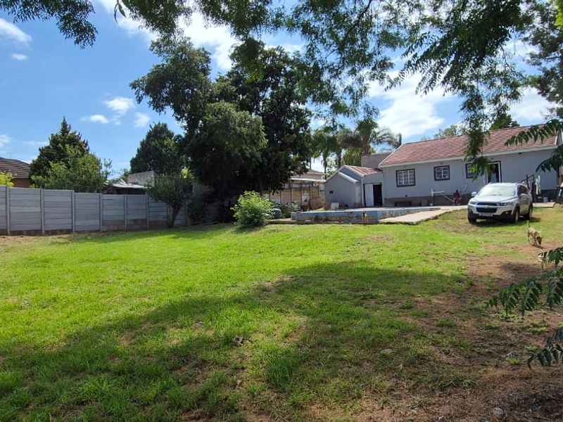 Immaculately modernized family home  - Photo 9