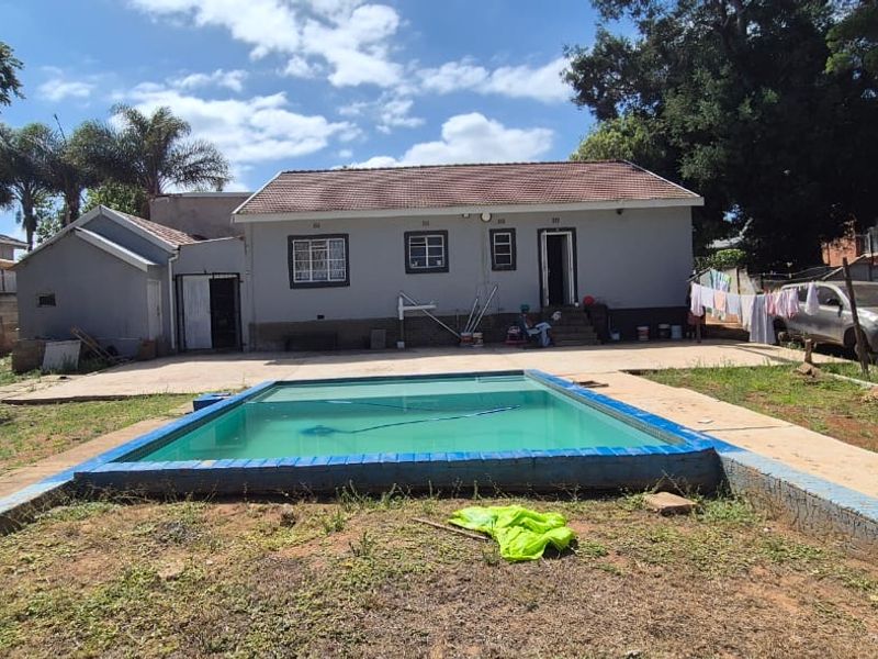 Immaculately modernized family home  - Photo 6