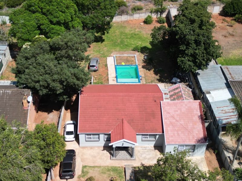 Immaculately modernized family home  - Photo 2