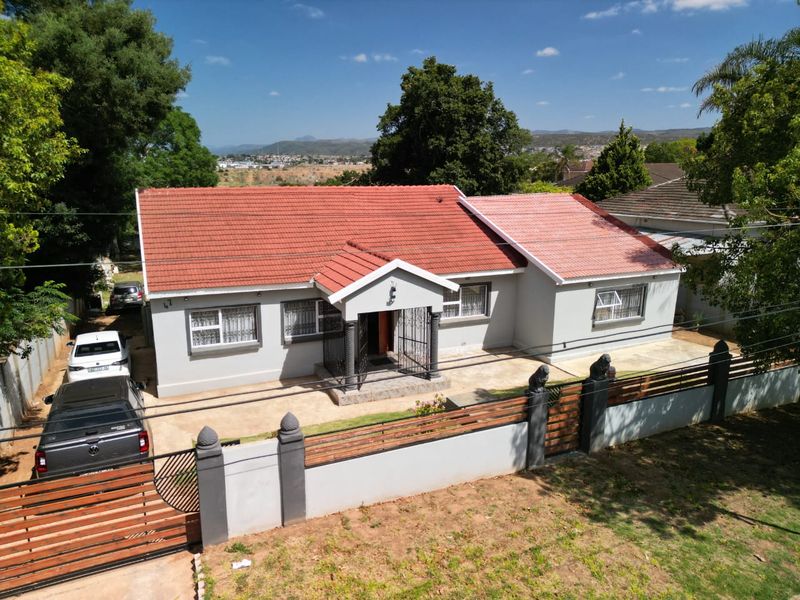 Immaculately modernized family home  - Photo 1