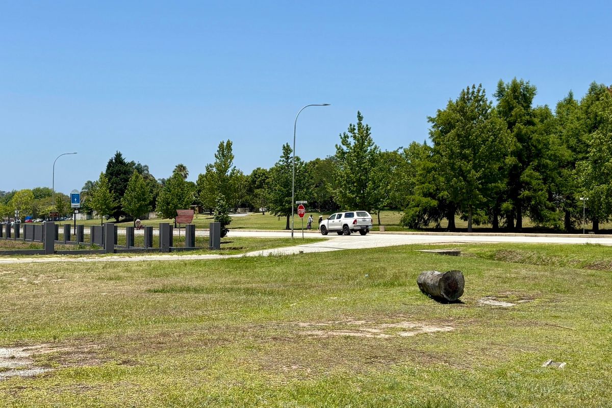 A view of the street frontage and surrounding neighborhood landscape adjacent to the vacant residential land.
