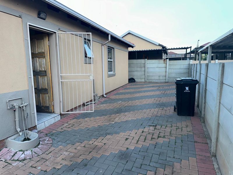 Beautiful 3 Bedroom House for sale in  Leopard Rest. - Photo 2