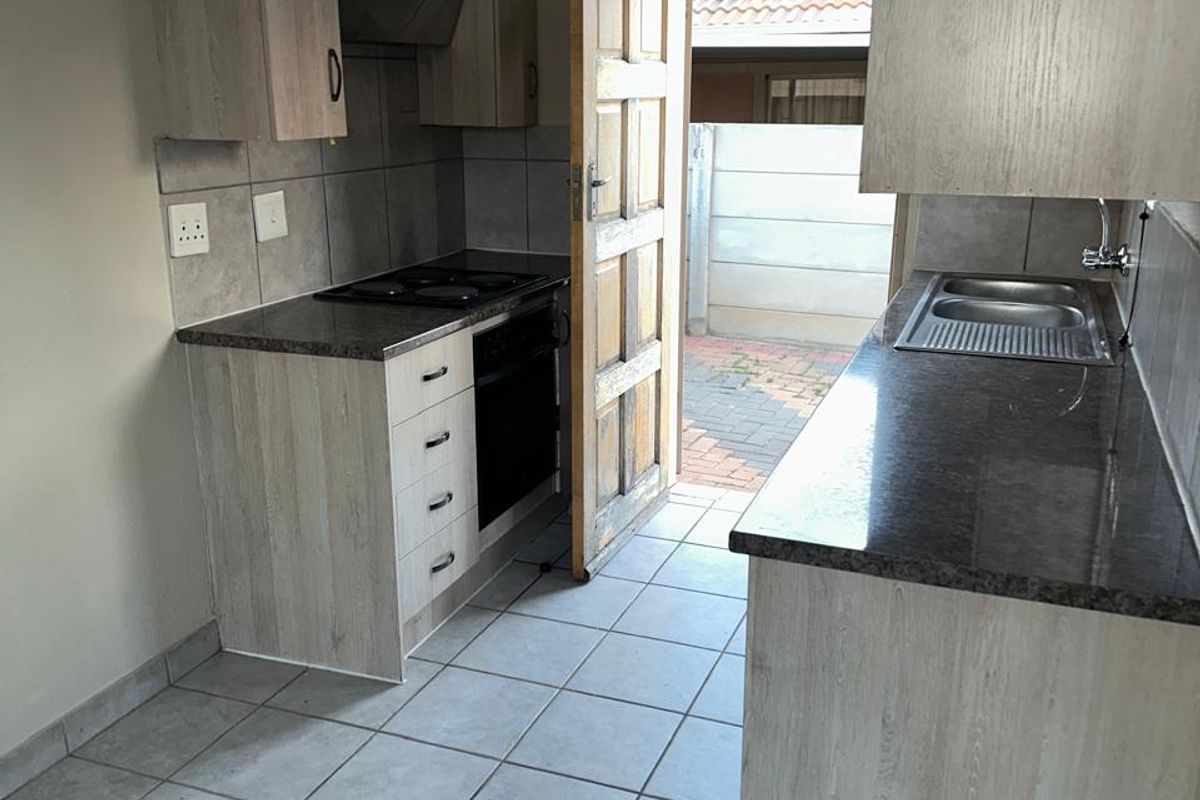 Beautiful 3 Bedroom House for sale in  Leopard Rest. - Photo 3