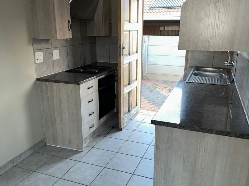 Beautiful 3 Bedroom House for sale in  Leopard Rest. - Photo 3