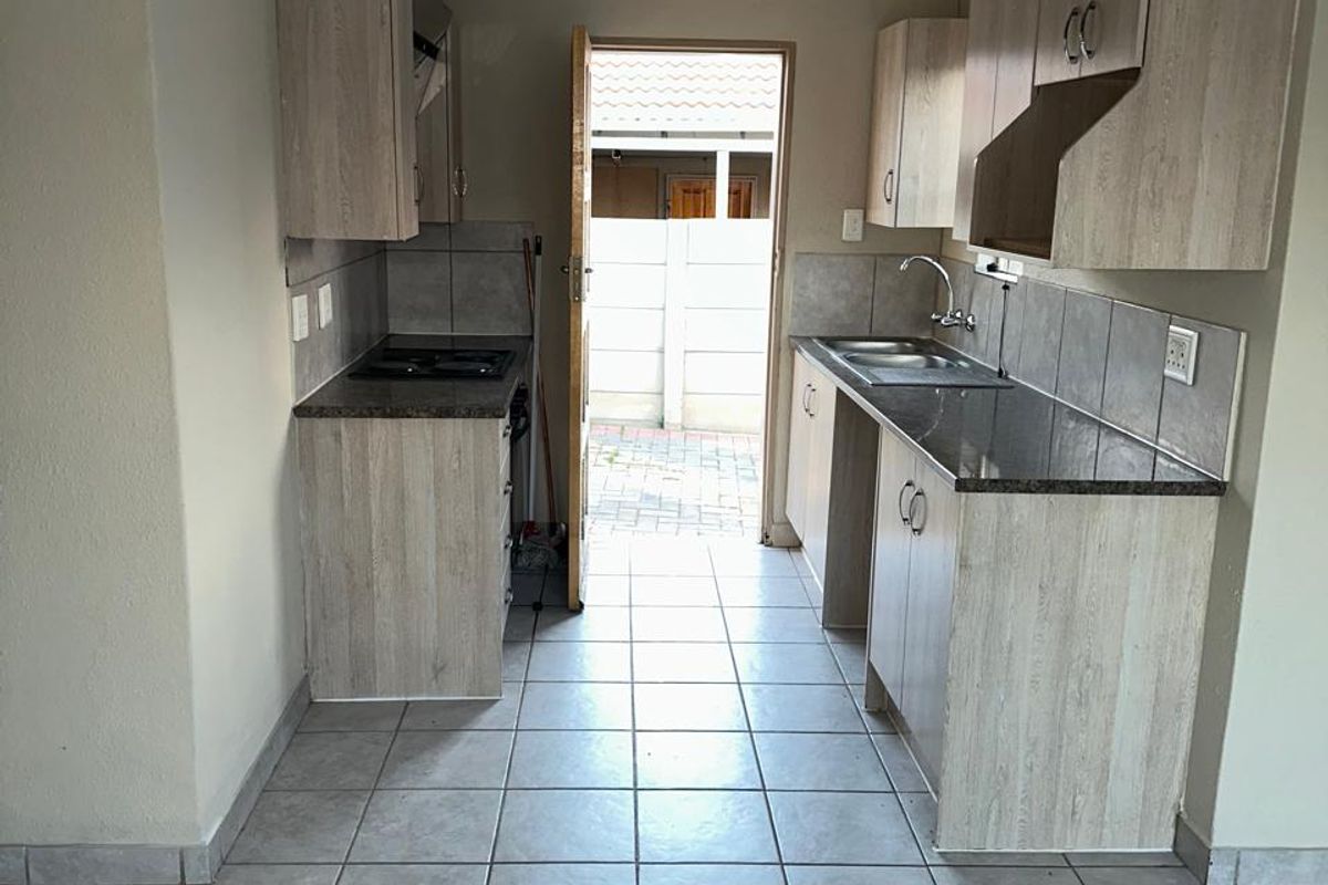 Beautiful 3 Bedroom House for sale in  Leopard Rest. - Photo 4