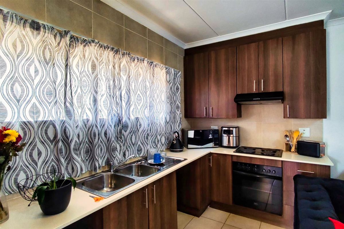 Secure 2 Bedroom Apartment in Helderwyk Estate - Photo 3