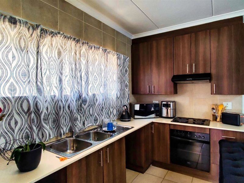 Secure 2 Bedroom Apartment in Helderwyk Estate - Photo 3