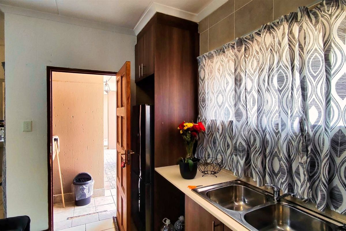 Secure 2 Bedroom Apartment in Helderwyk Estate - Photo 4