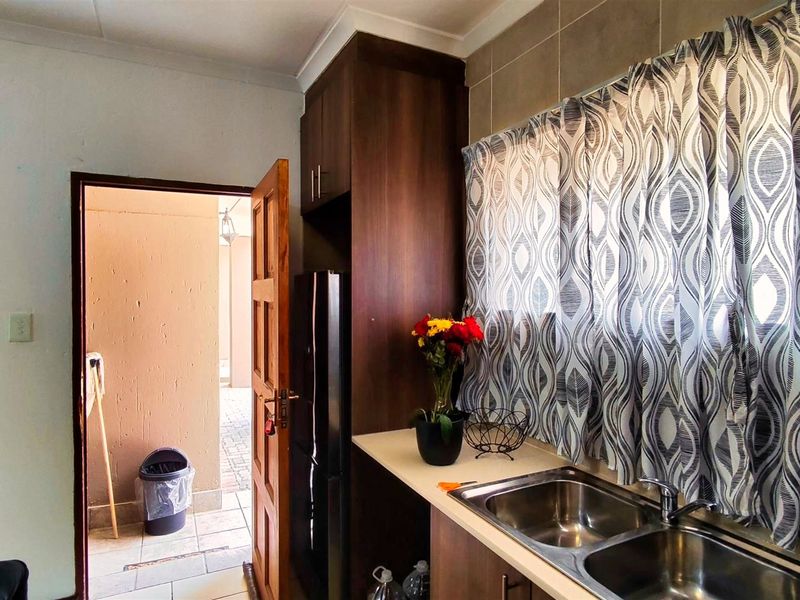 Secure 2 Bedroom Apartment in Helderwyk Estate - Photo 4