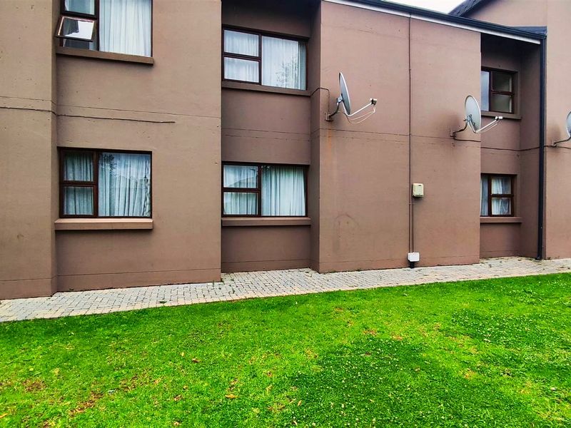 Secure 2 Bedroom Apartment in Helderwyk Estate - Photo 10