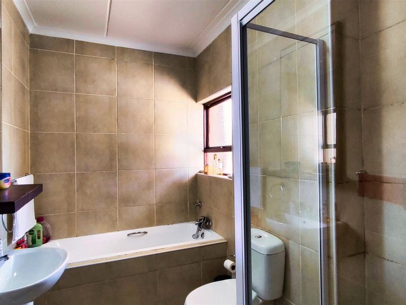 Secure 2 Bedroom Apartment in Helderwyk Estate - Photo 9