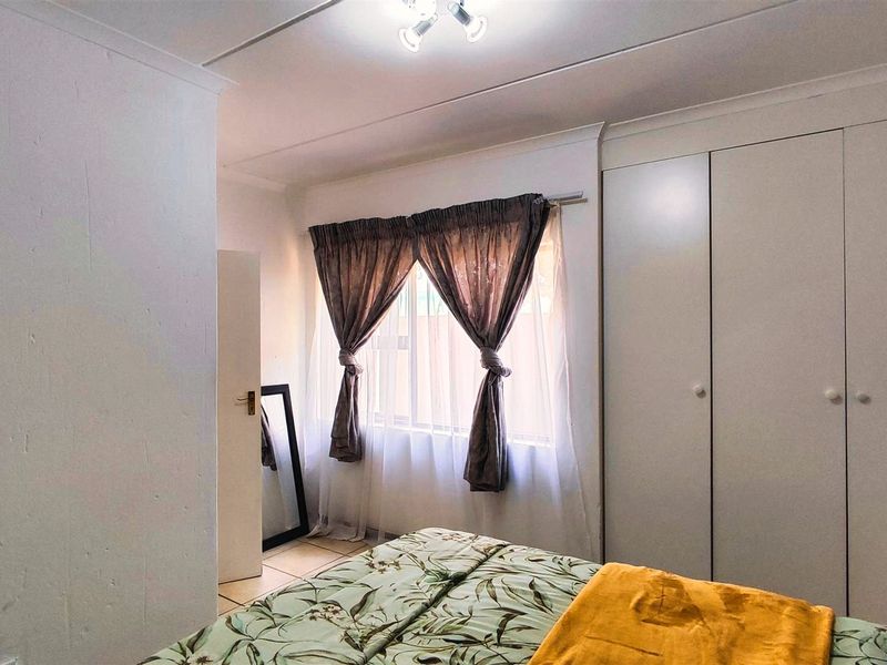 Secure 2 Bedroom Apartment in Helderwyk Estate - Photo 8