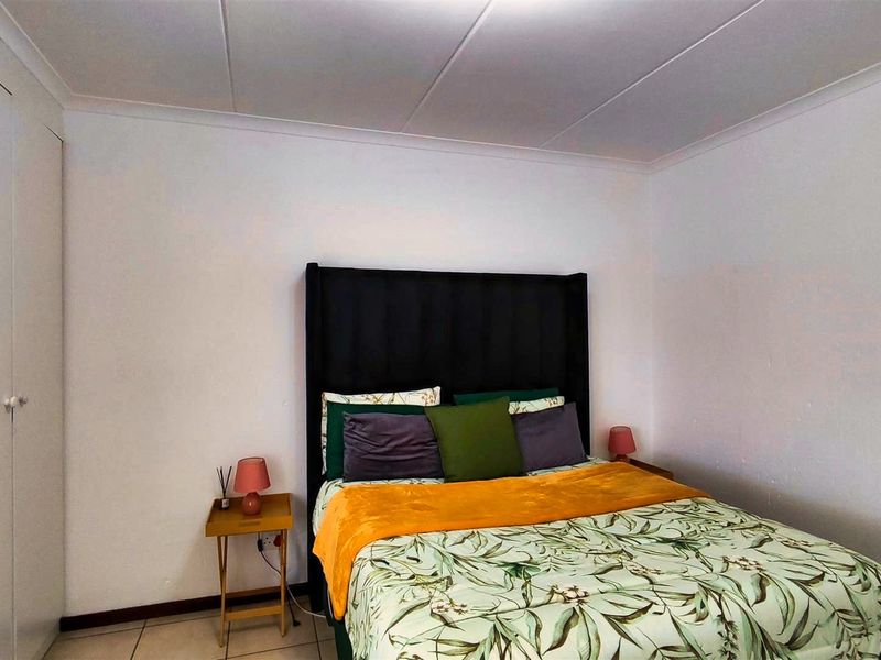 Secure 2 Bedroom Apartment in Helderwyk Estate - Photo 7