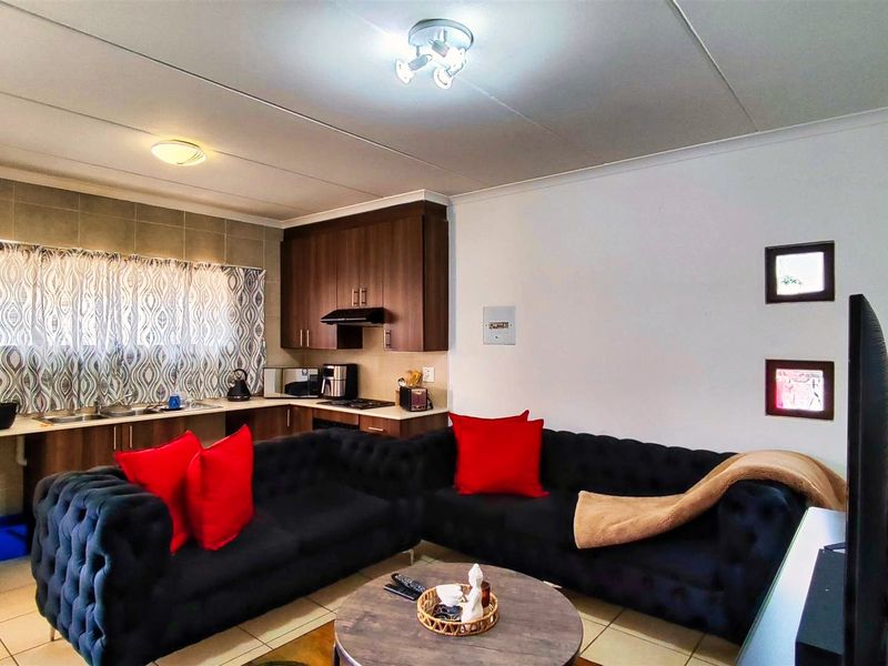 Secure 2 Bedroom Apartment in Helderwyk Estate - Photo 6