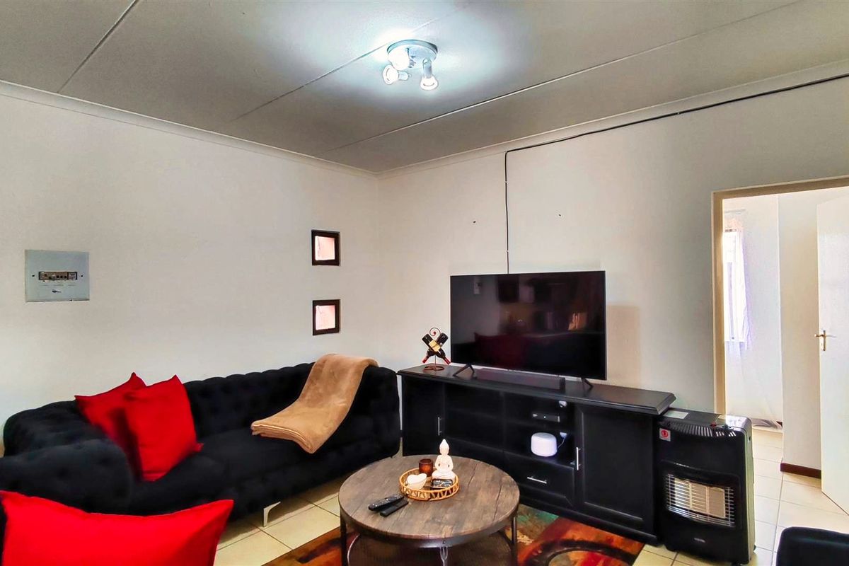 Secure 2 Bedroom Apartment in Helderwyk Estate - Photo 5