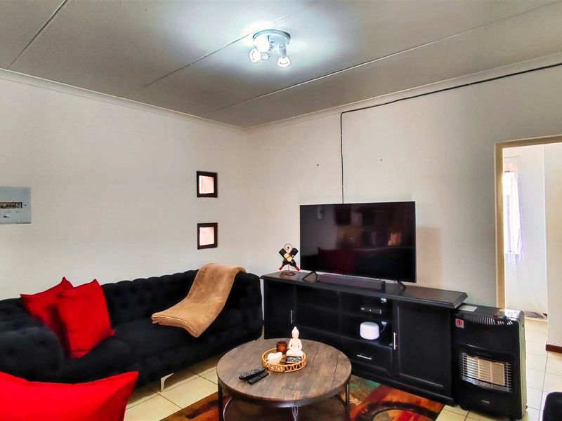 Secure 2 Bedroom Apartment in Helderwyk Estate - Photo 5