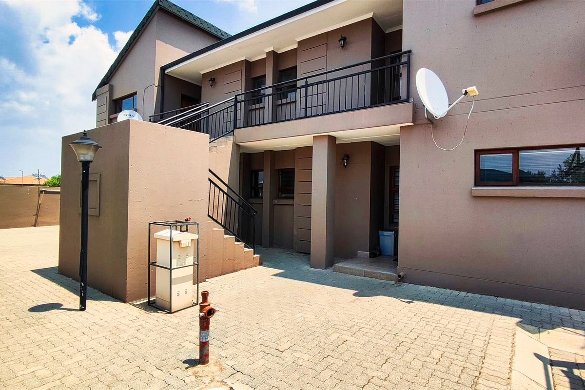 Secure 2 Bedroom Apartment in Helderwyk Estate - Photo 2