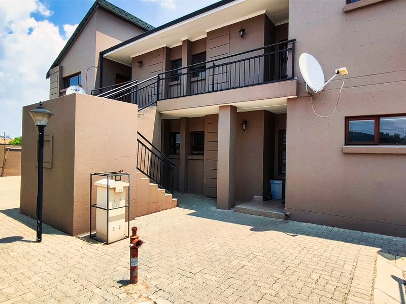 Secure 2 Bedroom Apartment in Helderwyk Estate - Photo 2