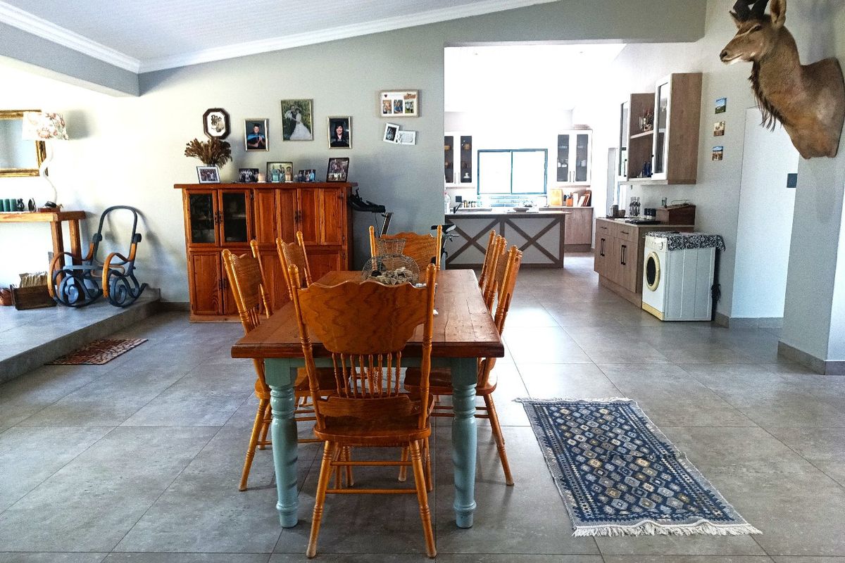 Modern Family Home on 2.3ha in Kameelfontein  - Photo 4