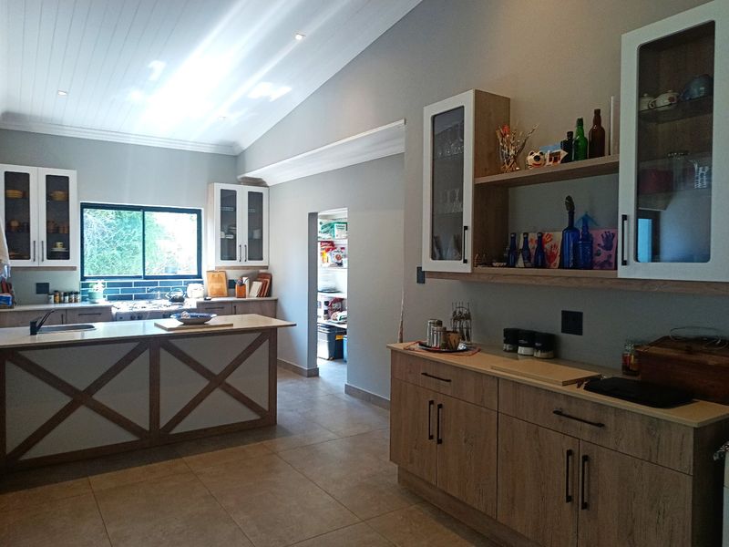 Modern Family Home on 2.3ha in Kameelfontein  - Photo 6