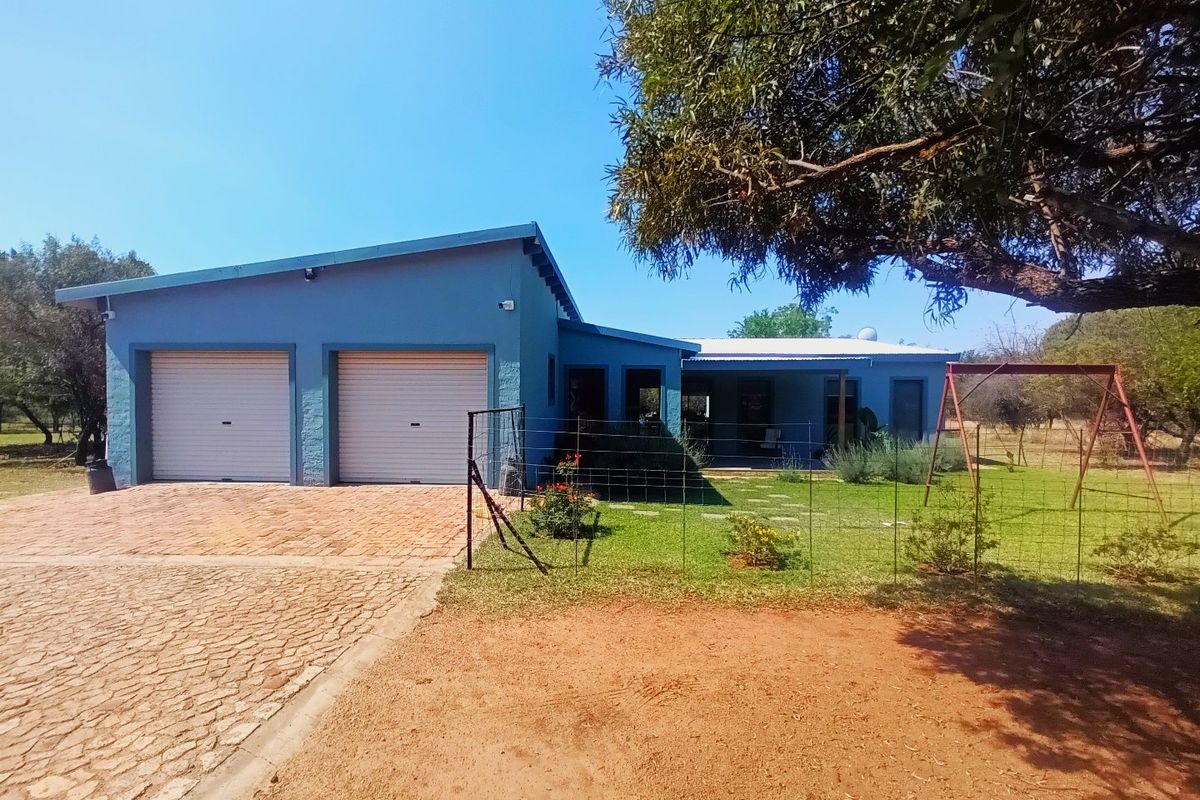 Modern Family Home on 2.3ha in Kameelfontein  - Photo 2