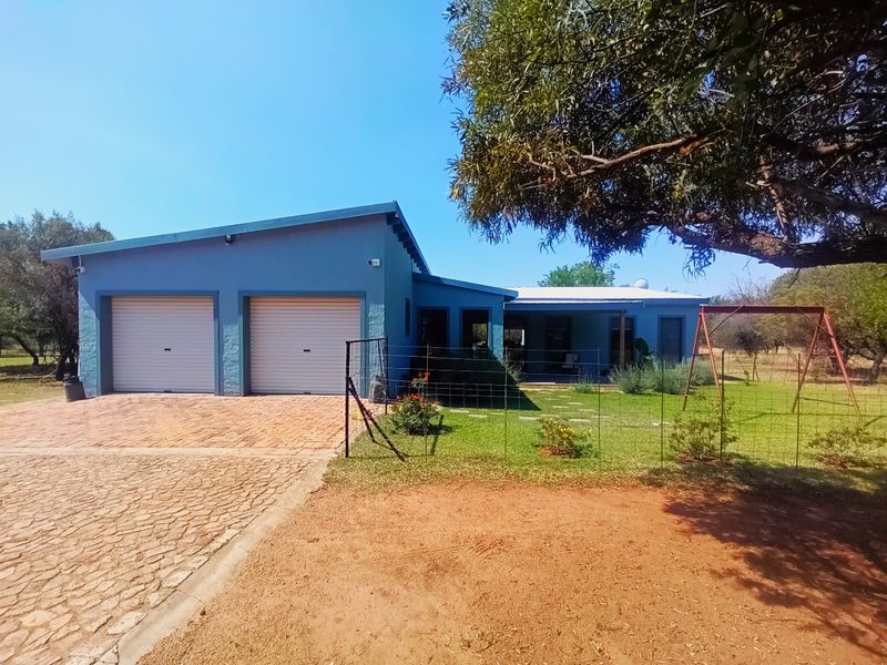 Modern Family Home on 2.3ha in Kameelfontein  - Photo 2