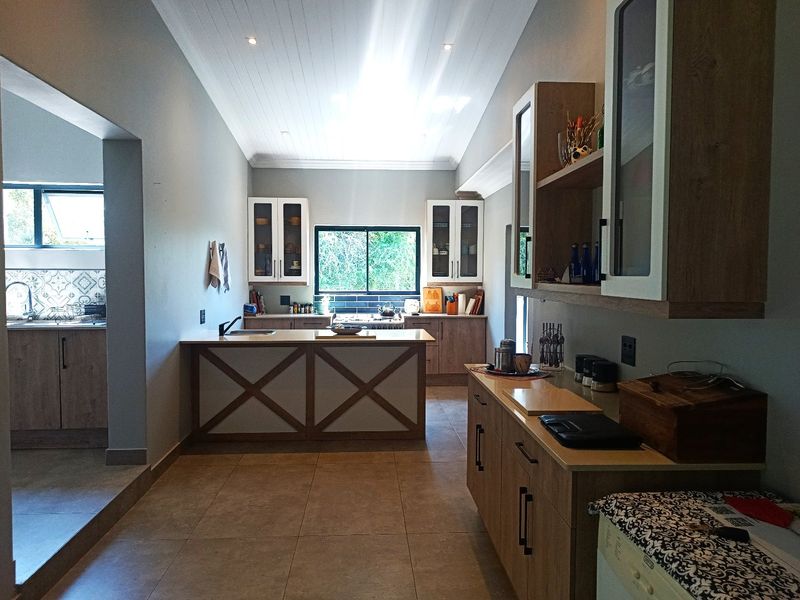 Modern Family Home on 2.3ha in Kameelfontein  - Photo 5