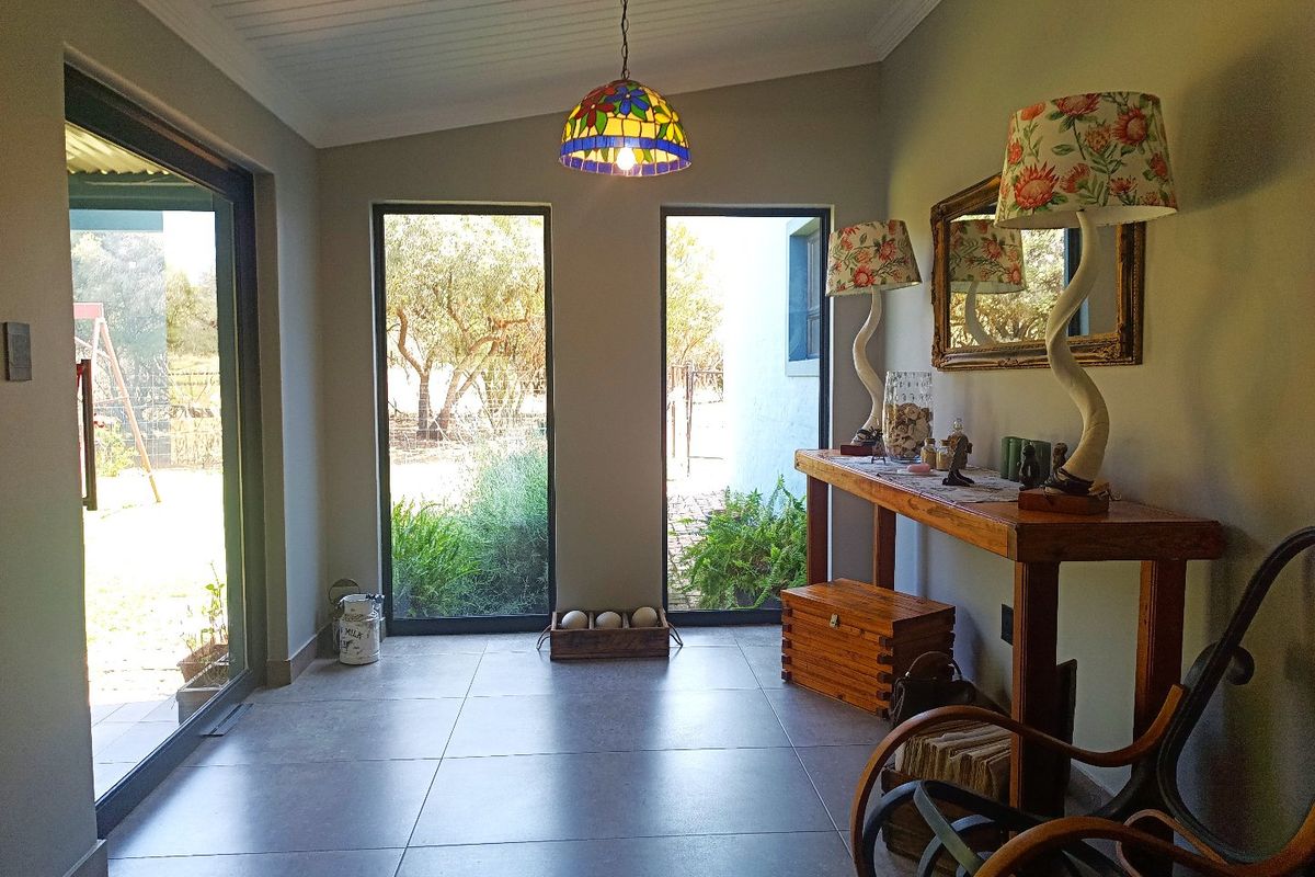 Modern Family Home on 2.3ha in Kameelfontein  - Photo 3