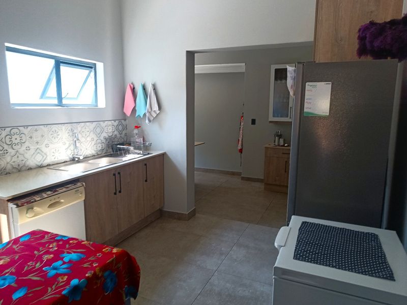 Modern Family Home on 2.3ha in Kameelfontein  - Photo 10