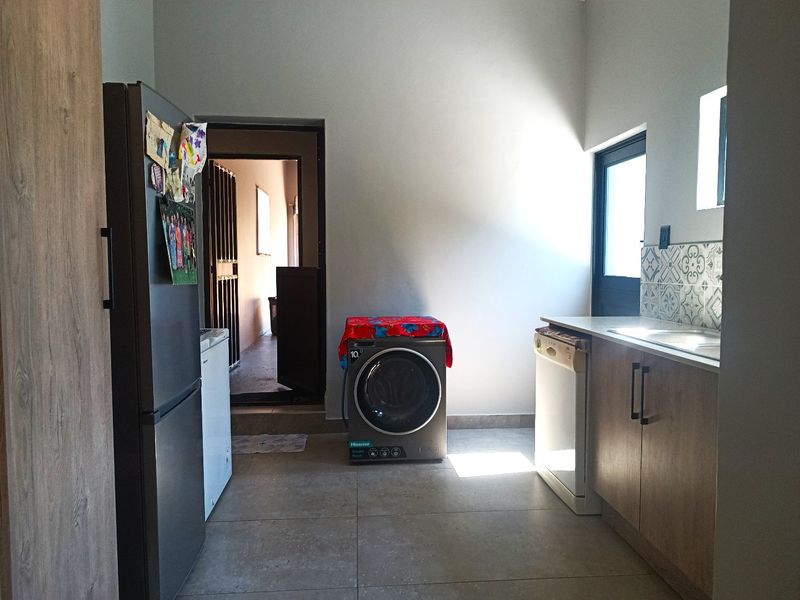 Modern Family Home on 2.3ha in Kameelfontein  - Photo 9