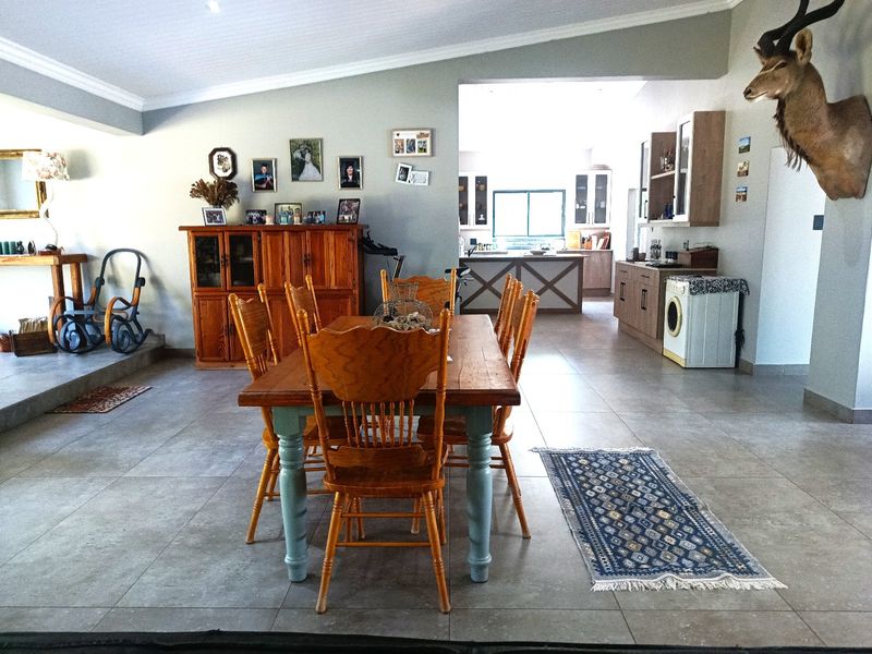 Modern Family Home on 2.3ha in Kameelfontein  - Photo 4