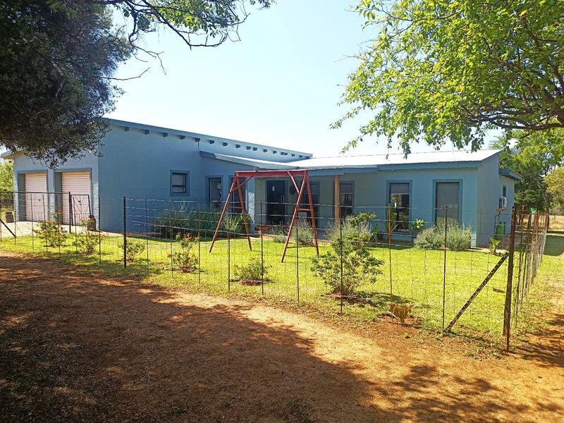 Modern Family Home on 2.3ha in Kameelfontein  - Photo 1
