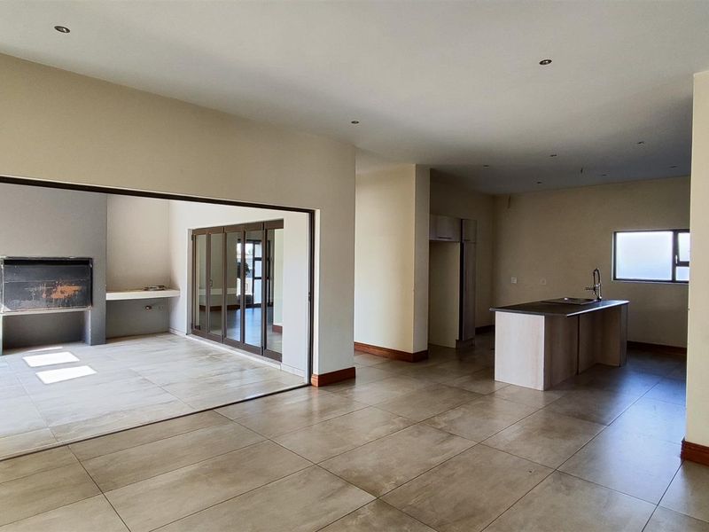 Elegant 5 Bedroom Standalone Home in Helderwyk Estate - Photo 3