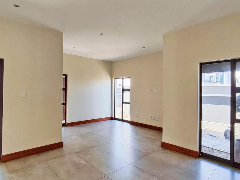 Elegant 5 Bedroom Standalone Home in Helderwyk Estate - Photo 10