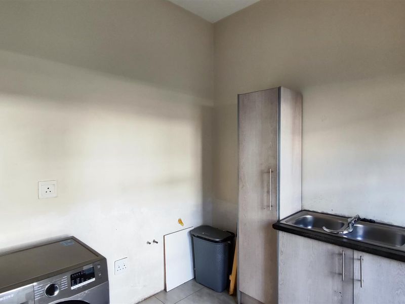 Elegant 5 Bedroom Standalone Home in Helderwyk Estate - Photo 8