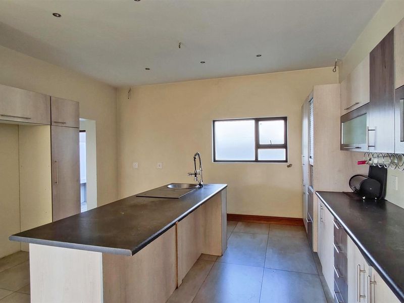 Elegant 5 Bedroom Standalone Home in Helderwyk Estate - Photo 6