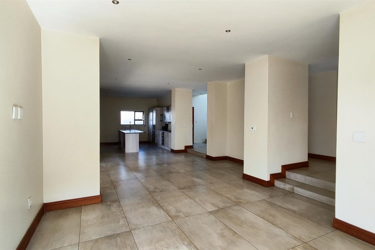 Elegant 5 Bedroom Standalone Home in Helderwyk Estate - Photo 5