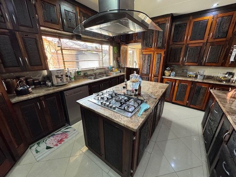 Elegant Family Home with Exceptional Space and Functionality - Photo 6