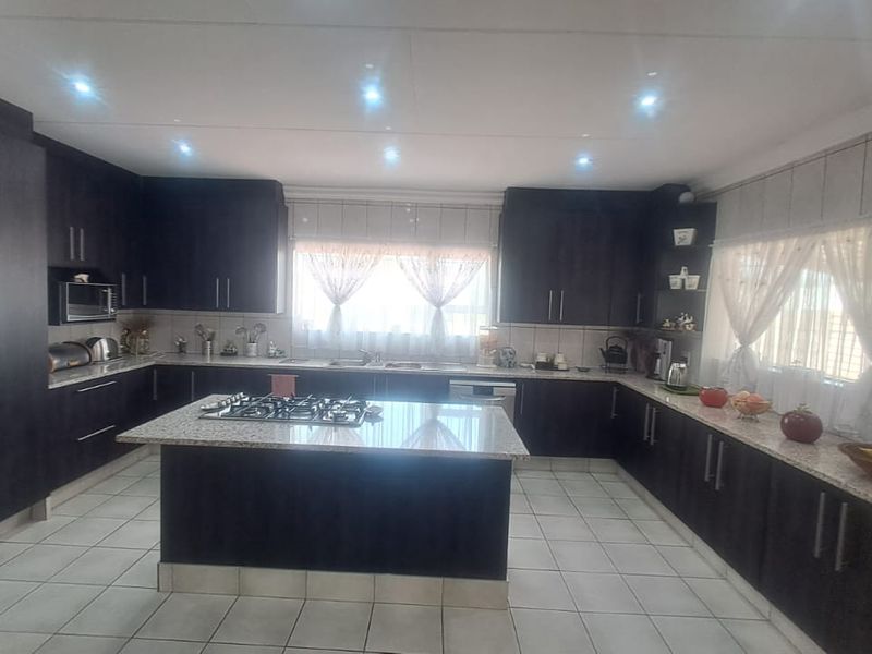 Immaculate Move-In-Ready Family Home with Exceptional Extras - Photo 2