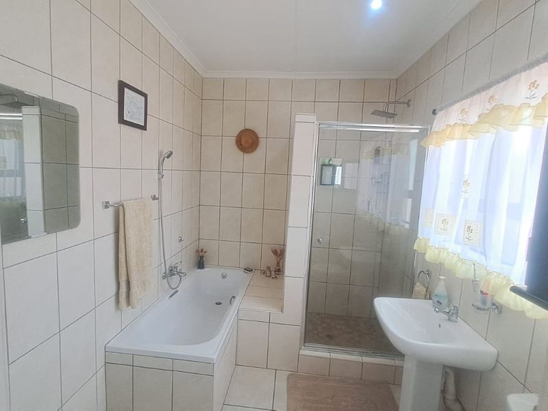 Immaculate Move-In-Ready Family Home with Exceptional Extras - Photo 10