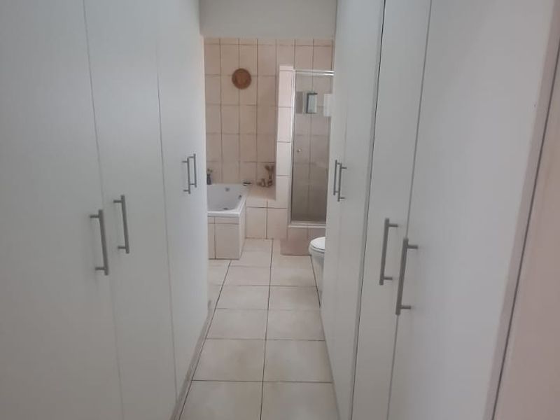 Immaculate Move-In-Ready Family Home with Exceptional Extras - Photo 8