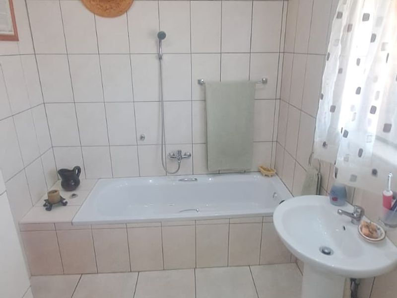 Immaculate Move-In-Ready Family Home with Exceptional Extras - Photo 6