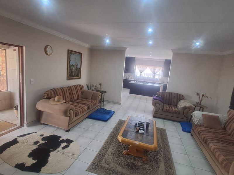 Immaculate Move-In-Ready Family Home with Exceptional Extras - Photo 4