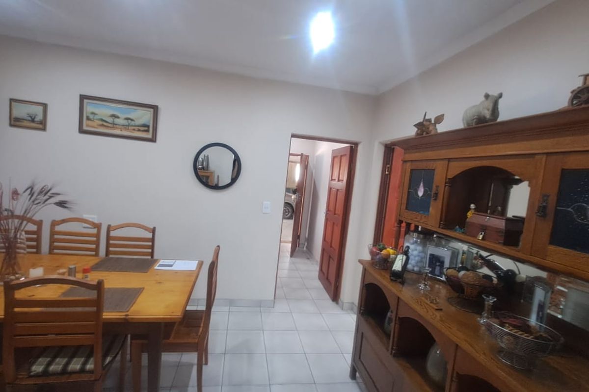 Immaculate Move-In-Ready Family Home with Exceptional Extras - Photo 5