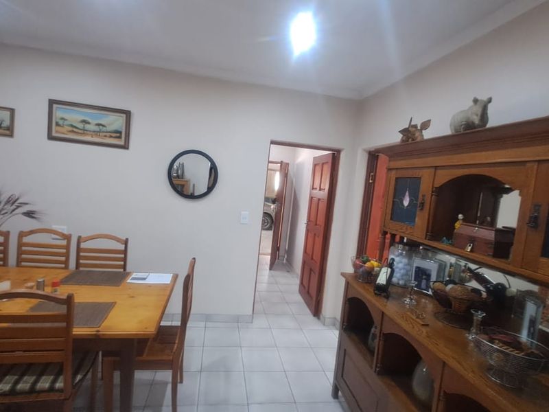 Immaculate Move-In-Ready Family Home with Exceptional Extras - Photo 5