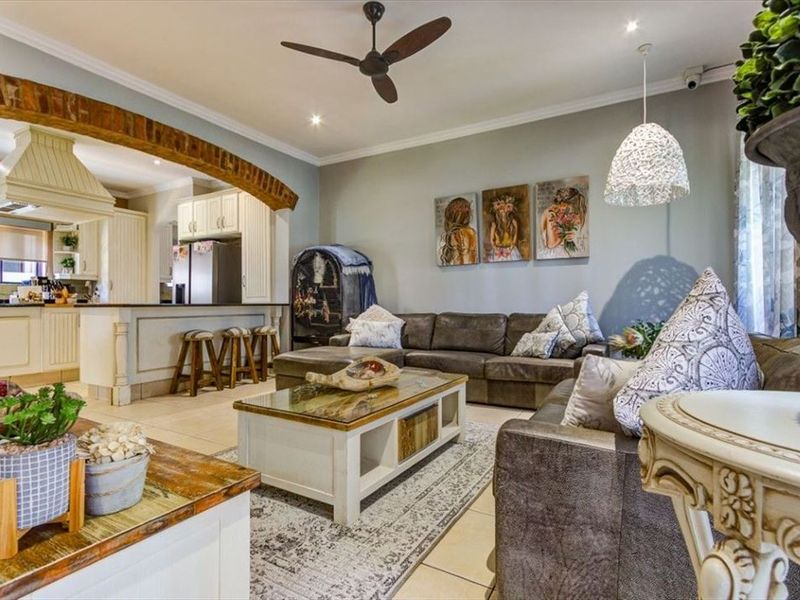 Spacious Luxury Family Home with Pool and Premium Features - Photo 2