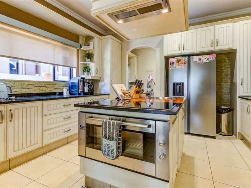 Spacious Luxury Family Home with Pool and Premium Features - Photo 1