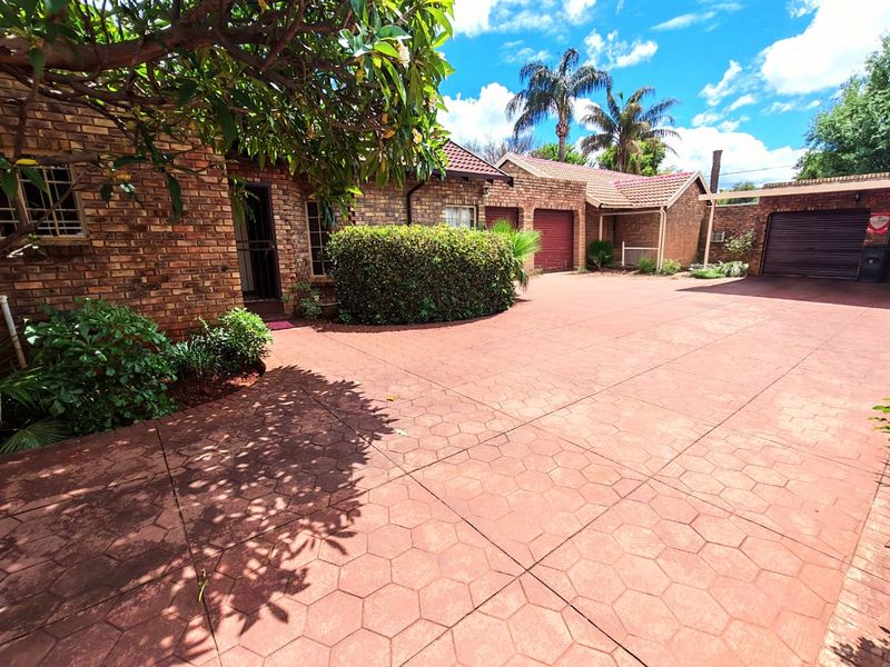 Remarkable Family Duet In Quiet Sinoville - Photo 4