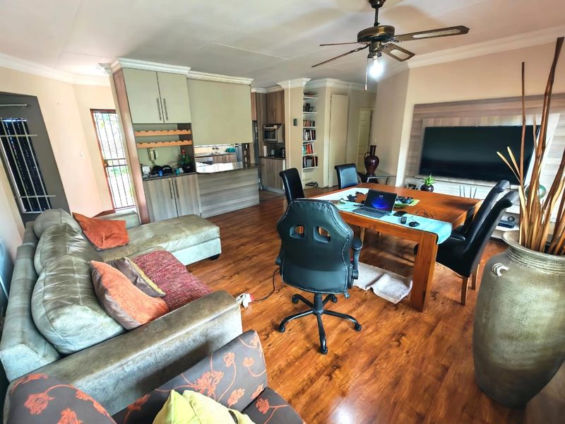 Remarkable Family Duet In Quiet Sinoville - Photo 3