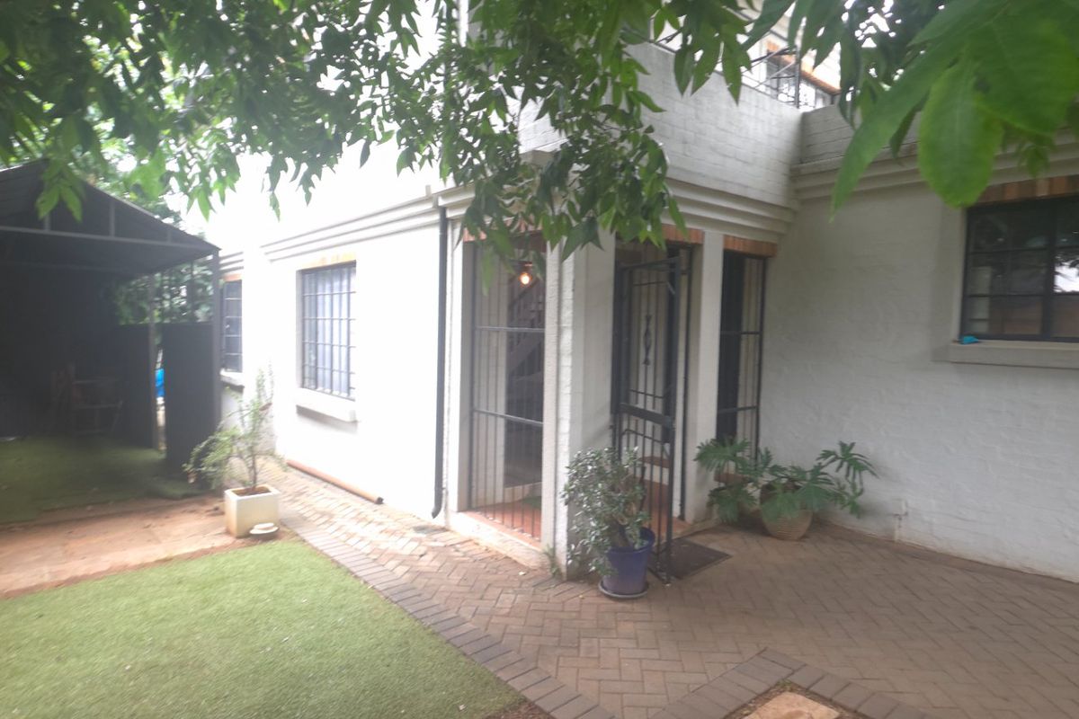 Luxury Living In Prestigious Montana Park - Photo 5